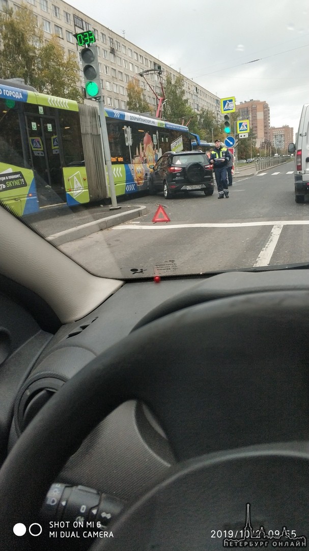 Водитель Форда Экоспорт, поворачивая налево с Купчинской на Пловдивскую не заметил в левом зеркале з...