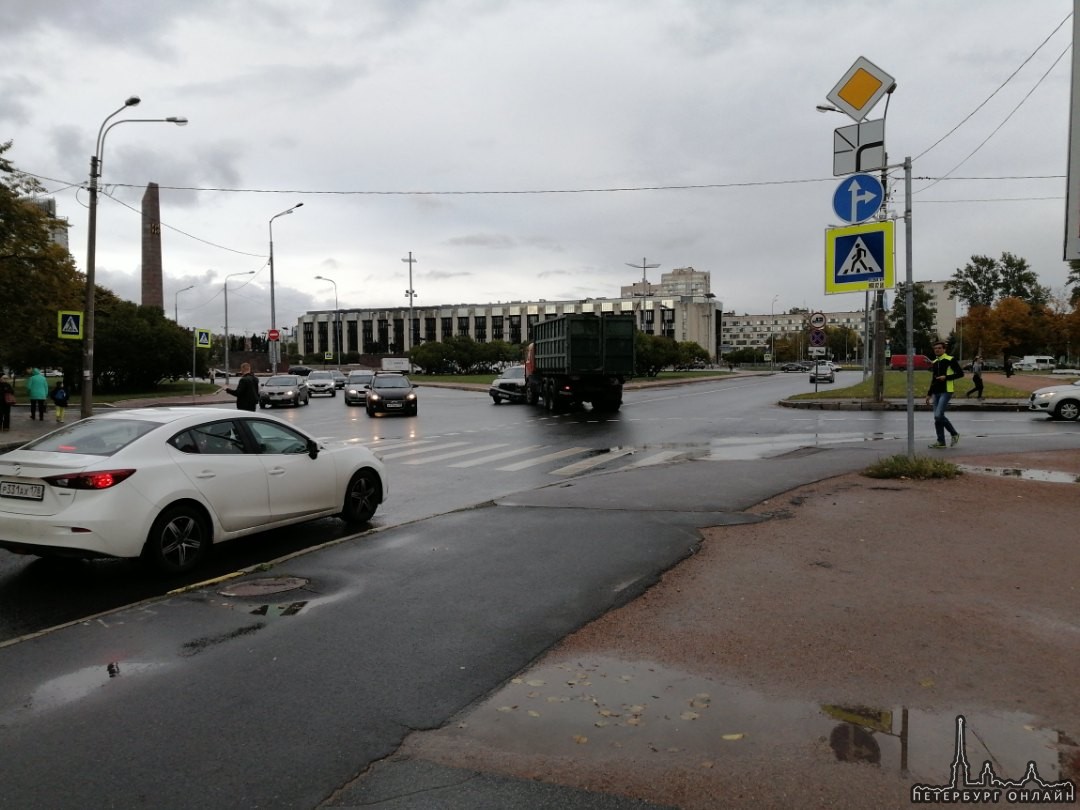 В 15:38 на пересечении улицы Галстяна с карманом Пулковского шоссе произошло ДТП. Водитель Hyundai ...