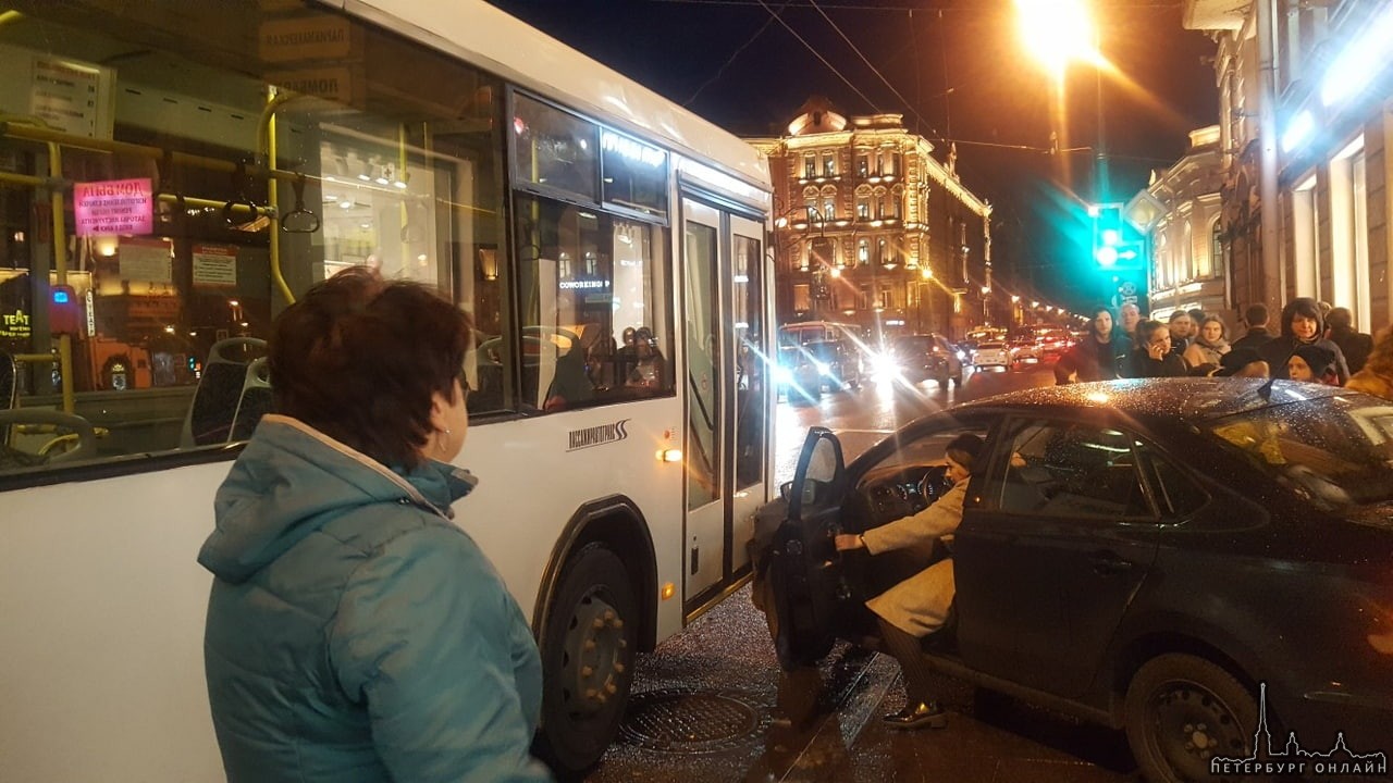 На Каменоострвском проспекте у м.Петроградская, девушка выезжала из двора. Мешаю проезду. Поворот ...