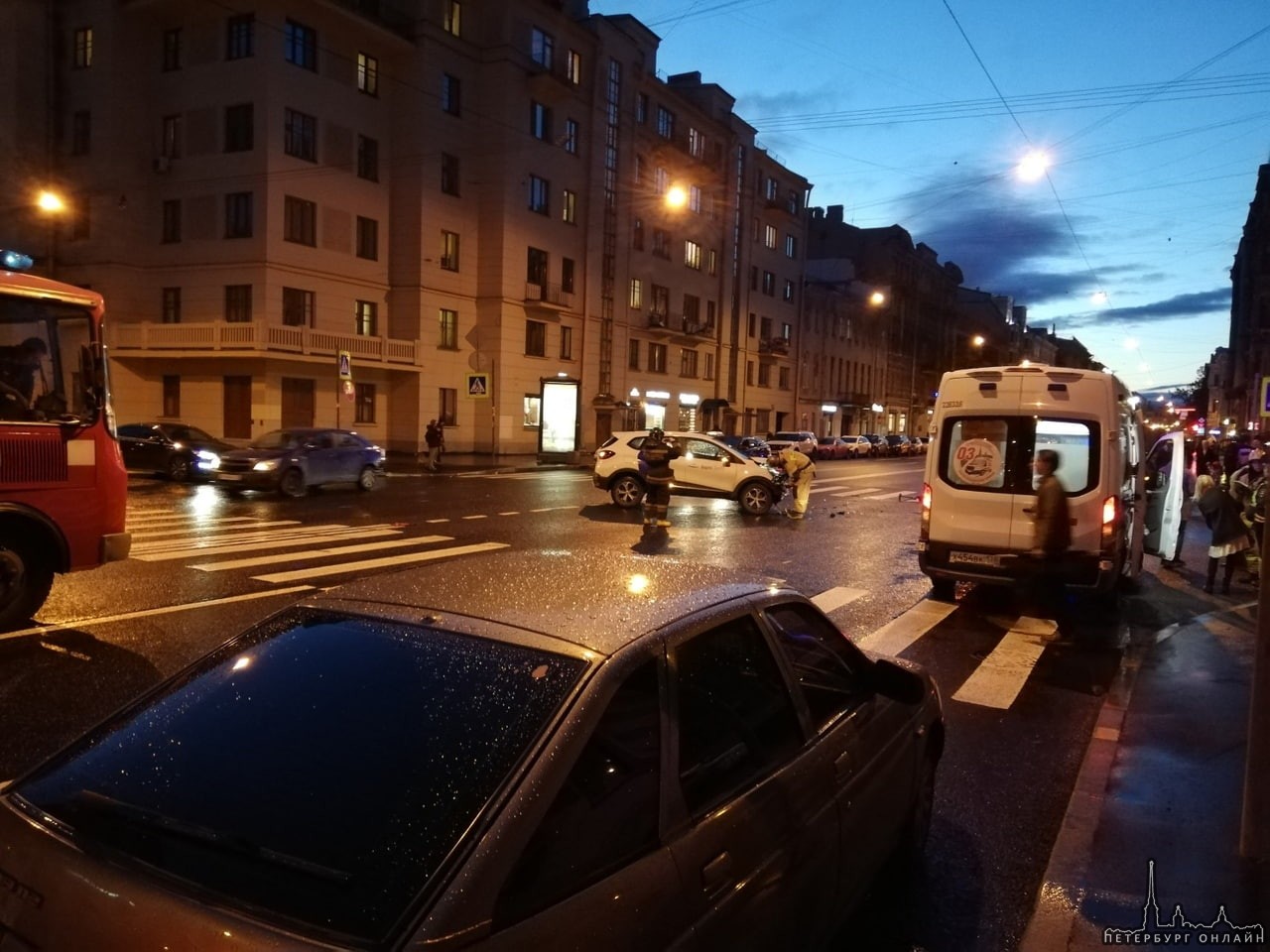 На перекрестке 2-й Советской и Дегтярной Яндекс Драйв похоже не уступил дорогу, БМВ после столкнов...