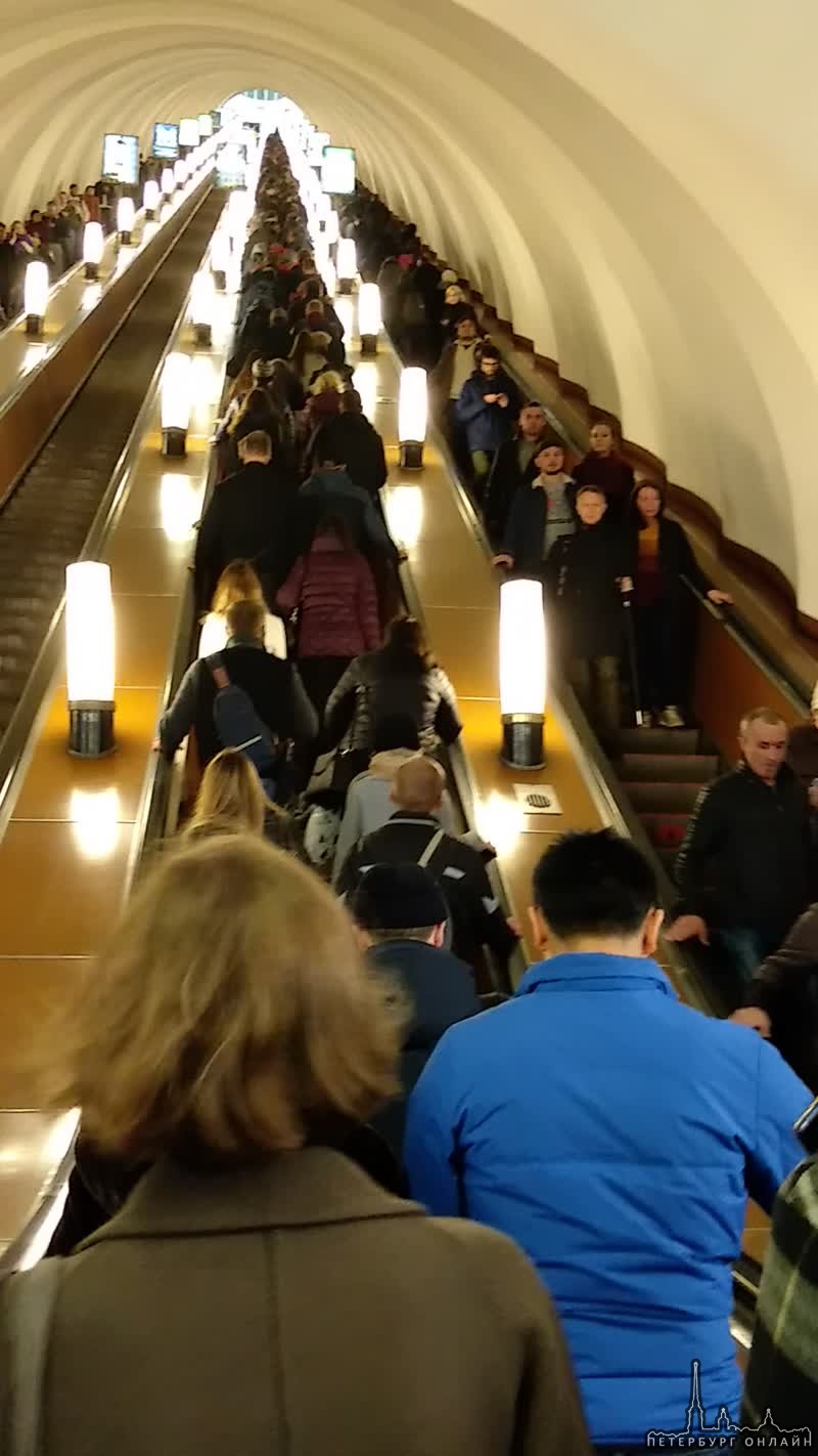 В метро Проспект Большевиков снова не работает крайний эскалатор Кто спускается, кто поднимается нав...