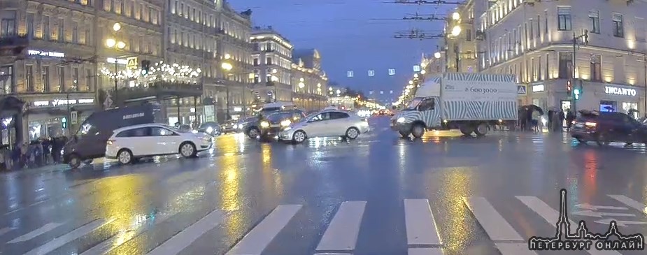 На перекрестке Невского и Литейного Фокус засадил BMW в бок. Кто-то ехал на красный. Мешают проезд...
