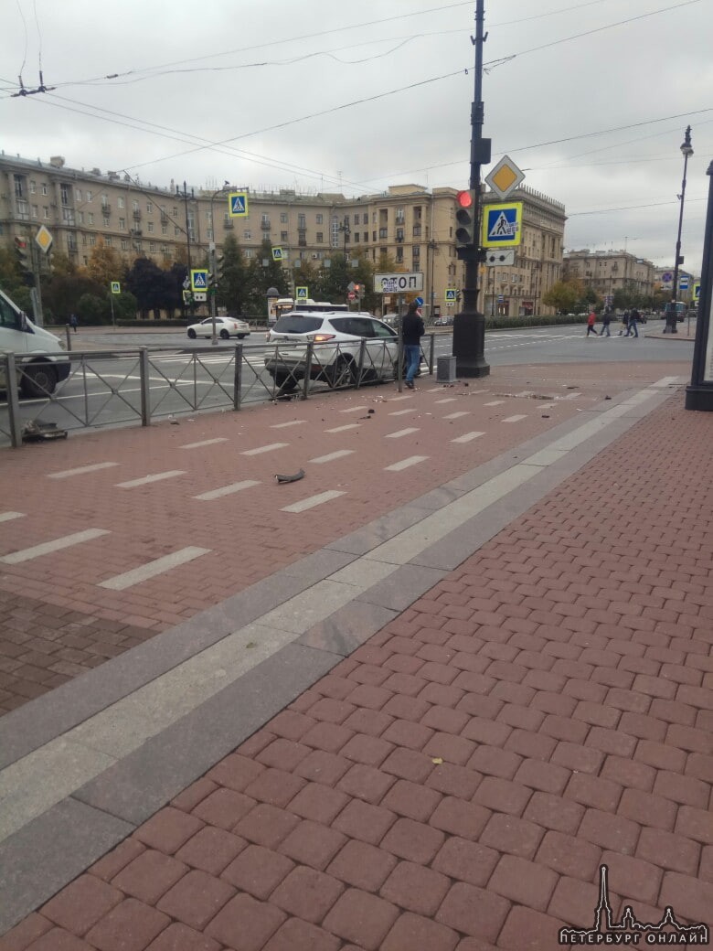 Что-то пошло не так у Форда на перекрестке Московского проспекта и улицы Фрунзе