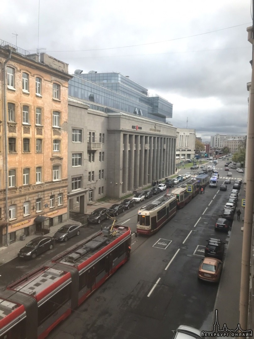 На Херсонской улице перед Исполкомской в сторону Невы из-за ДТП встали трамваи.