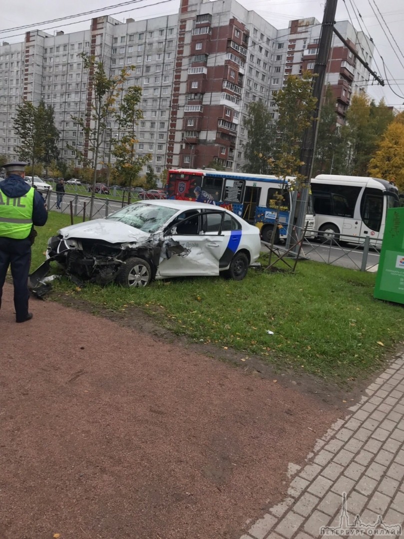 Яндекс драйв припарковался на газоне улицы Кароблестроителей не без помощи маршрутки