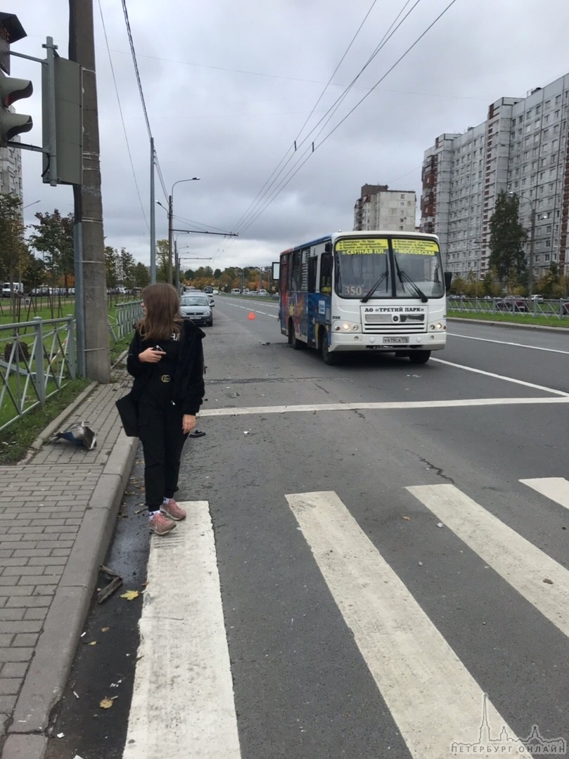 Яндекс драйв припарковался на газоне улицы Кароблестроителей не без помощи маршрутки