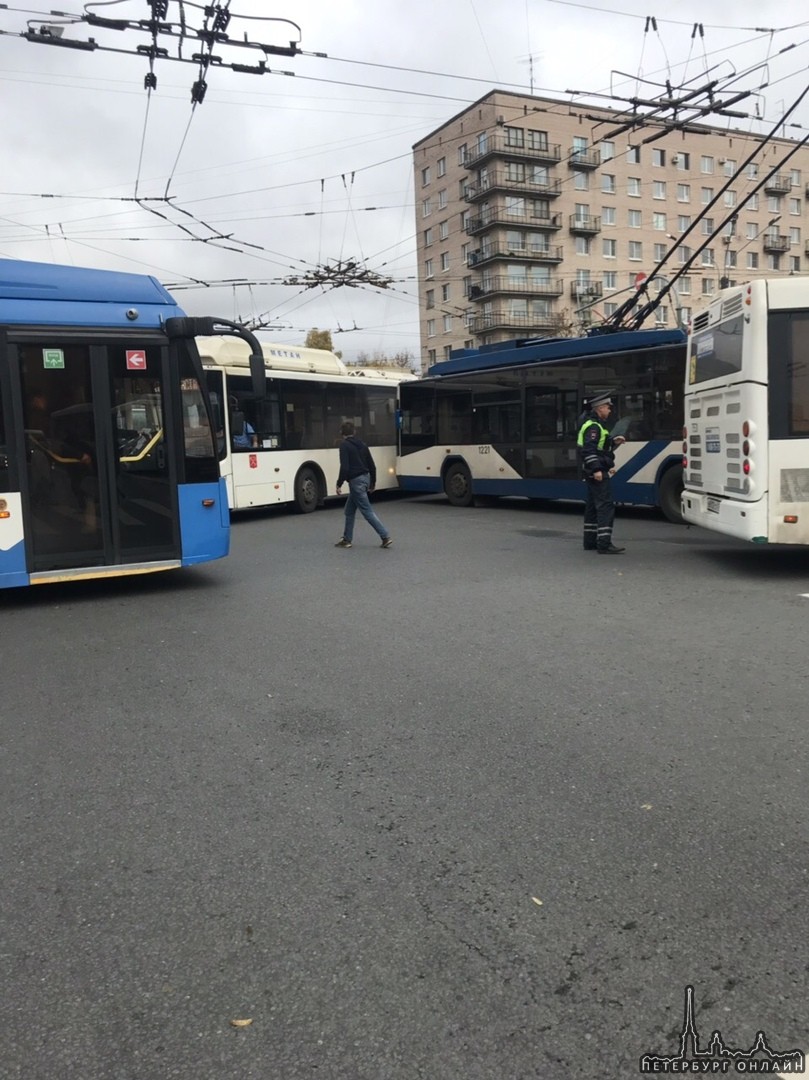 Пересечение Ленинского проспекта и Зины Портновой стоит во все стороны. Не работает светофор.