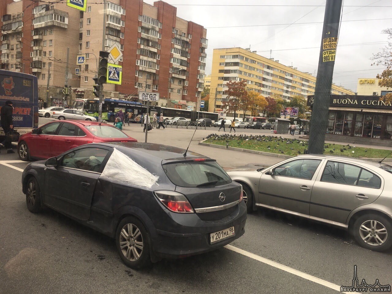 Пересечение Ленинского проспекта и Зины Портновой стоит во все стороны. Не работает светофор.