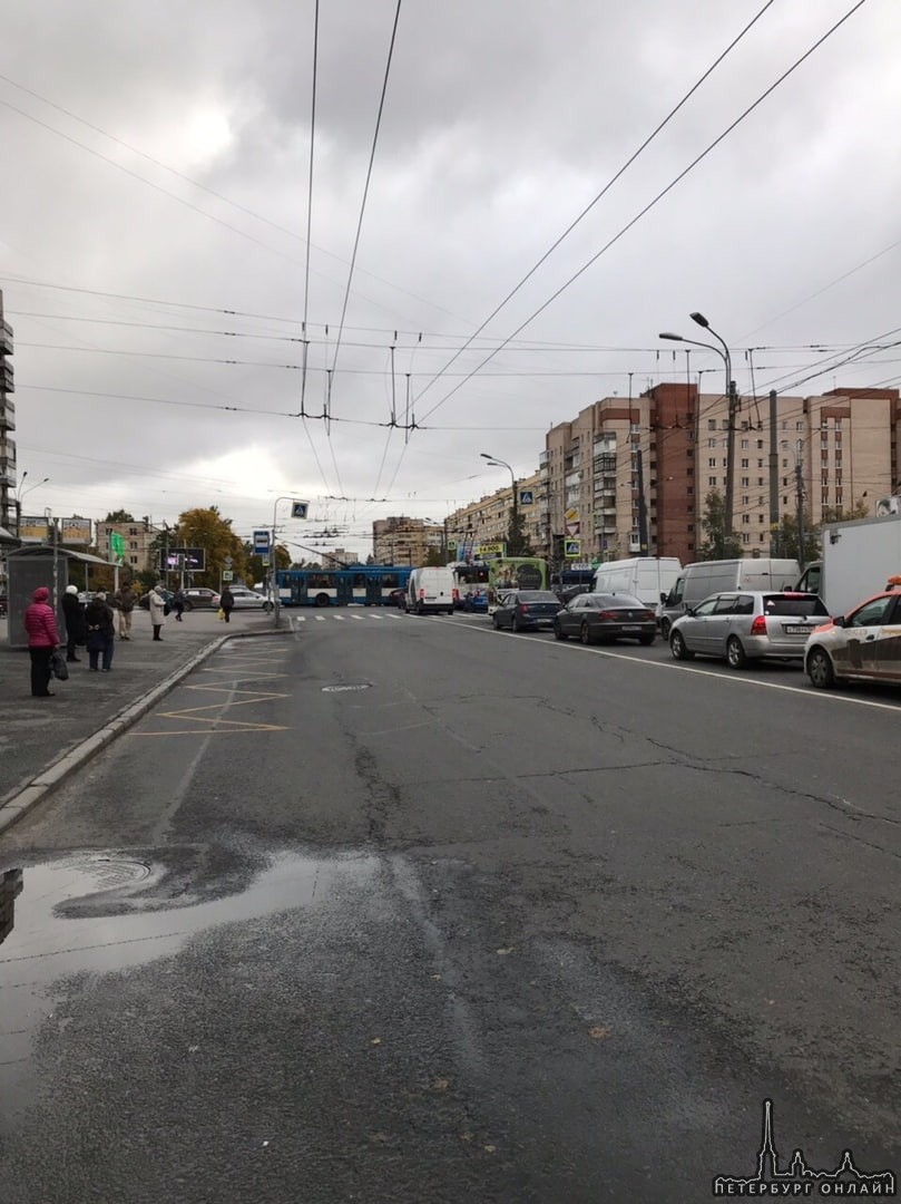 Уже второй день не работает светофор на перекрестке Ленинского проспекта и улицы Зины Портновой