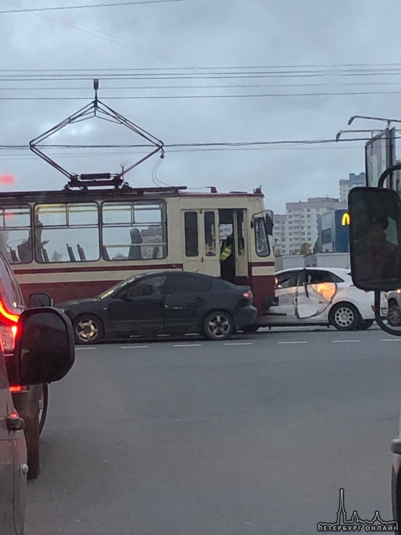На Перекрёстке Савушкина и Туристской автомобиль встретил трамвай. пока пробоки нет.