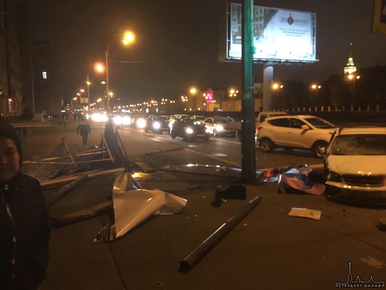На перекрёстке набережной Обводного канала и улицы Тамбовской водитель не справился с управлением и ...
