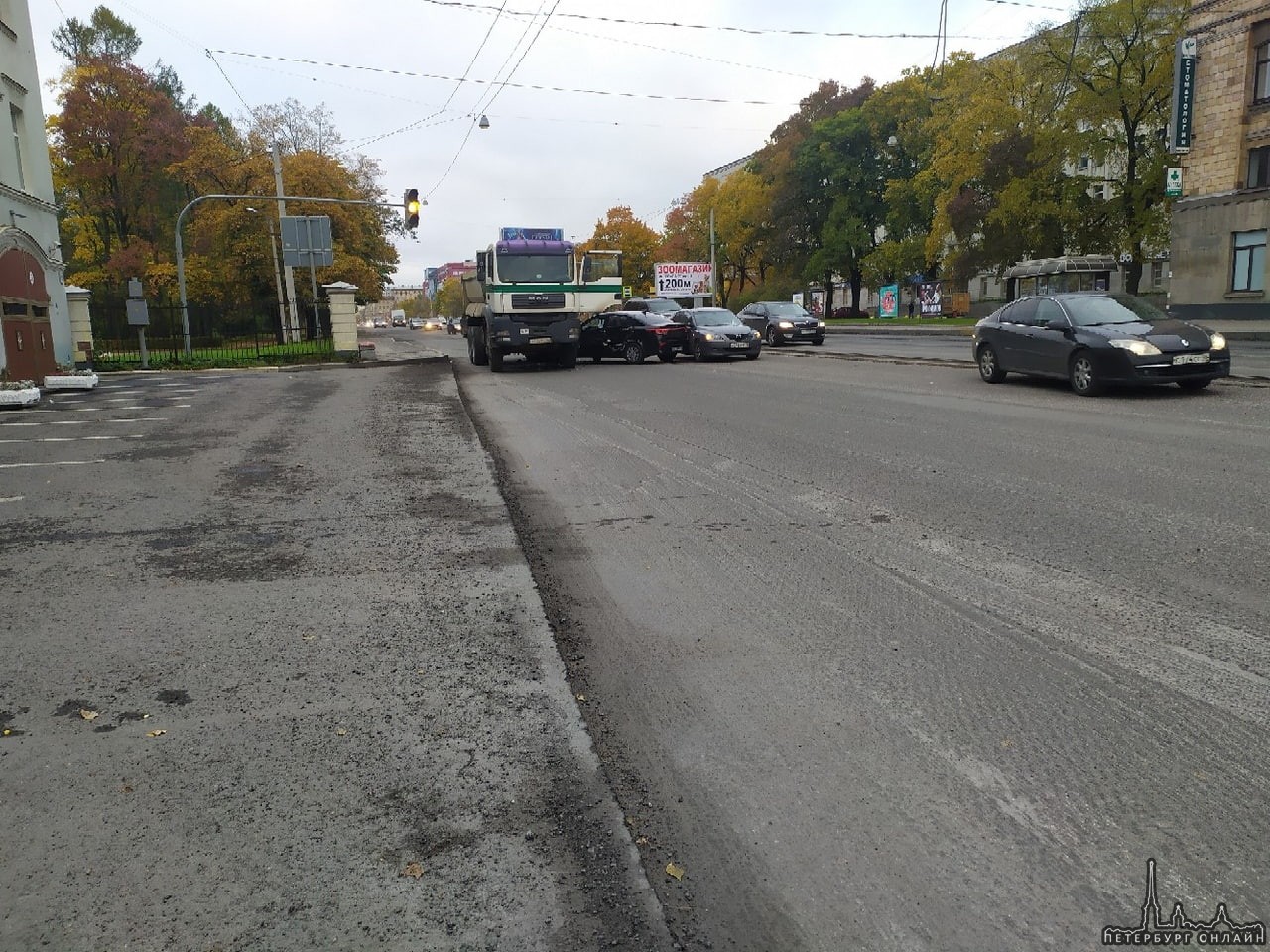 Рио попалась между Маздой и Самосвалом перед Светлановской площадью