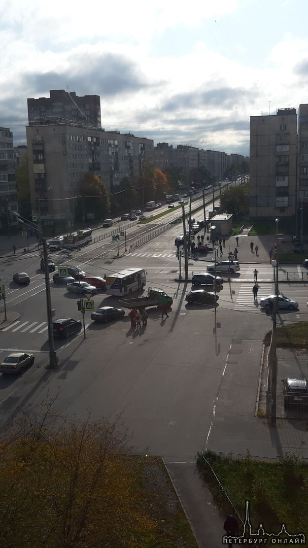 Очередная авария на перекрестке Купчинской и Дунайского. Кто-то на крыше.Службы на месте