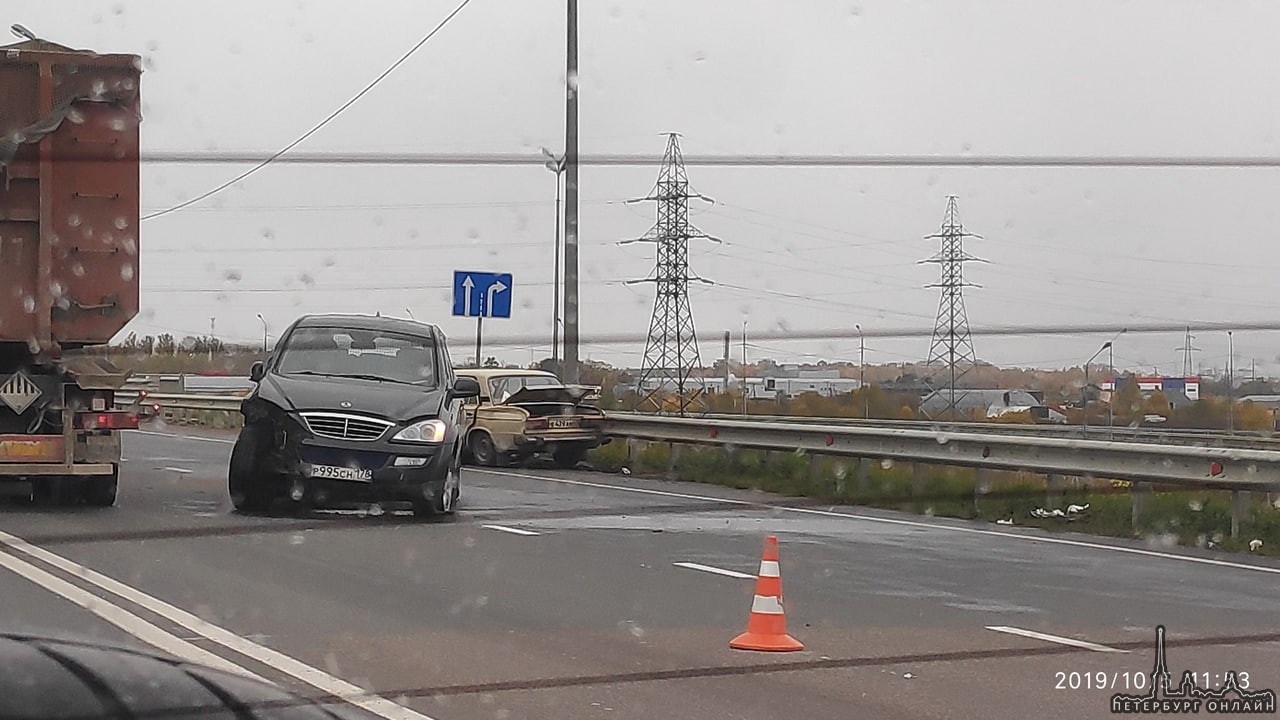 Жигули и СангЙонг столкнулись на Вырицком шоссе , движение в город ограничено