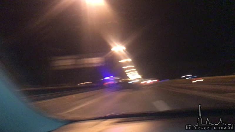 На внутренней стороне кольцевой дороги перед Волхонским шоссе, видимо БМВ закрутило на скользкой до...