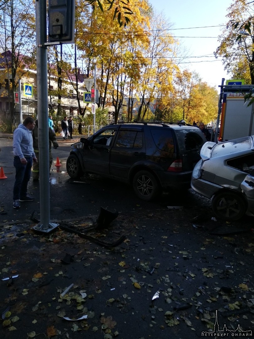 ВАЗ разбили об Mercedes МЛ в Гатчине на перекрёстке Урицкого и Достоевского
