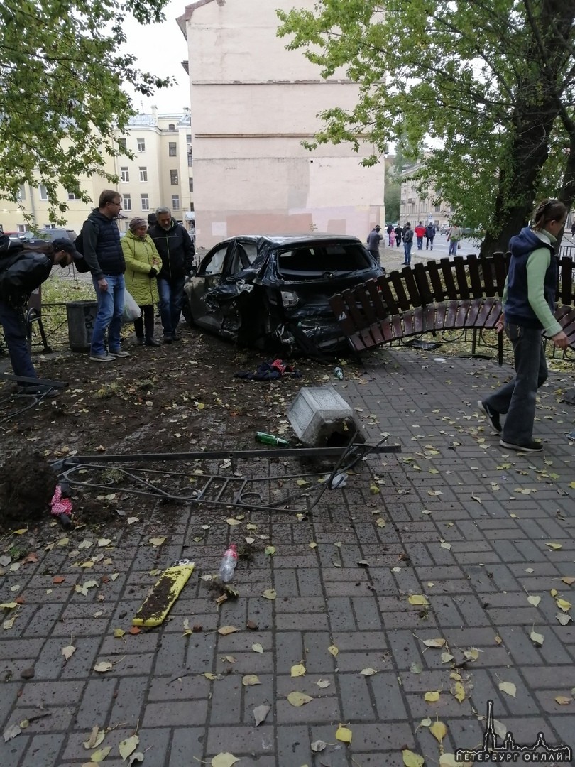 На перекрёстке Среднего проспекта и 16/17 линии ВО предположительно, водитель Audi, при своём зелёно...