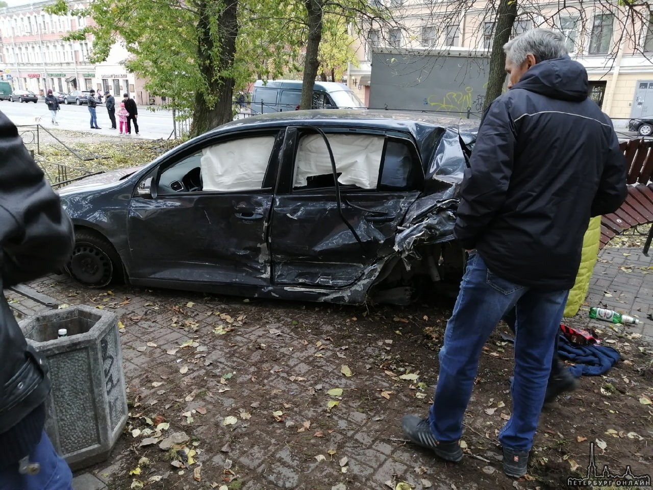 На перекрёстке Среднего проспекта и 16/17 линии ВО предположительно, водитель Audi, при своём зелёно...