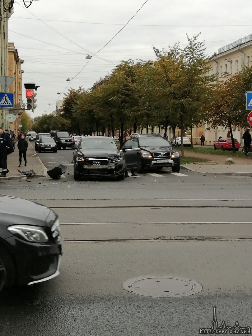 На перекрёстке Среднего проспекта и 16/17 линии ВО предположительно, водитель Audi, при своём зелёно...