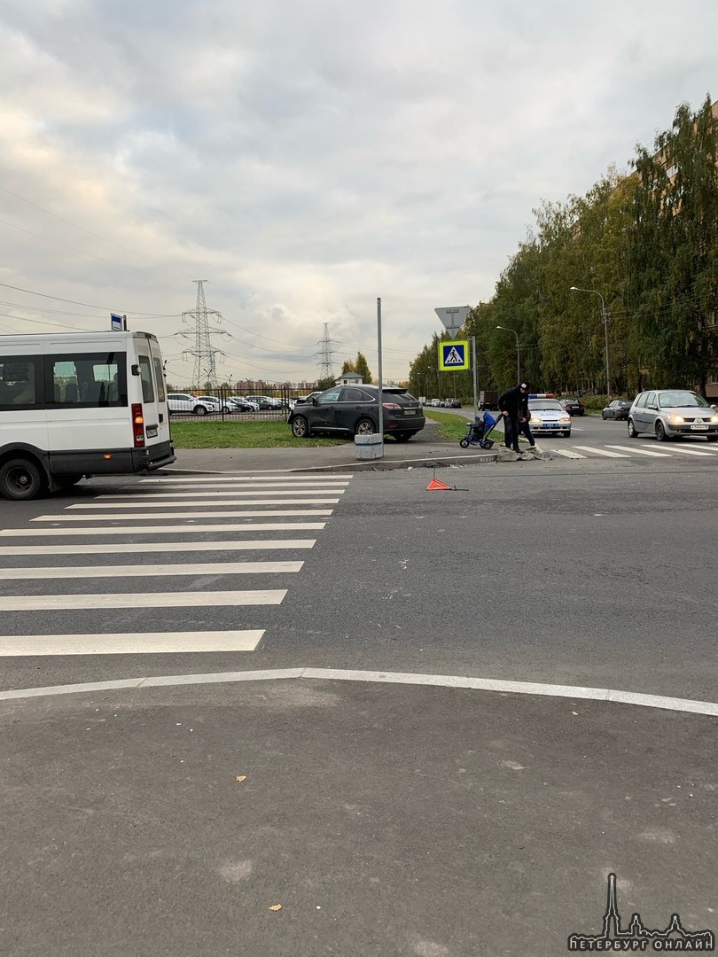 Чёрный Lexus вылетел на тротуар на пересечении Брестского бульвара и Улицы Рихарда Зорге
