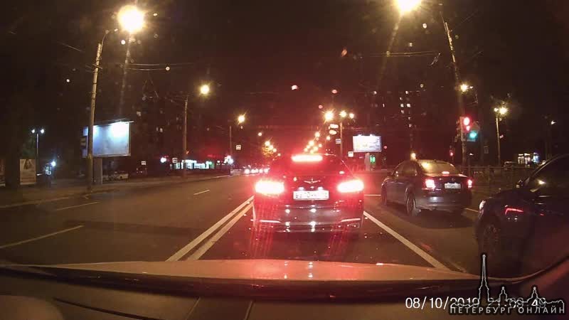 Audi Q7 горела увеличенная фаза зеленого света, для поворота налево с Гражданского проспекта на улиц...