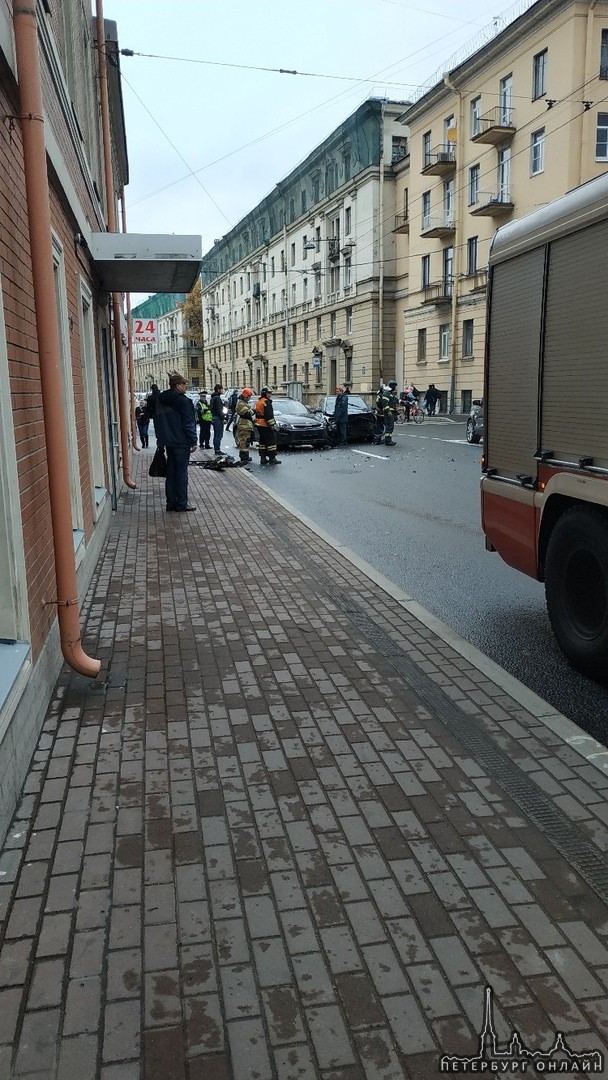 На Ждановской улице для устранения последствий ДТП понадобилась помощь пожарных