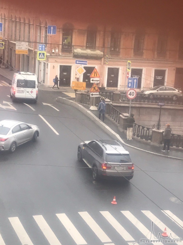 На тротуаре у перекрестка Гороховой и наб.кан. Грибоедова насмерть сбили пешехода, предположительно...