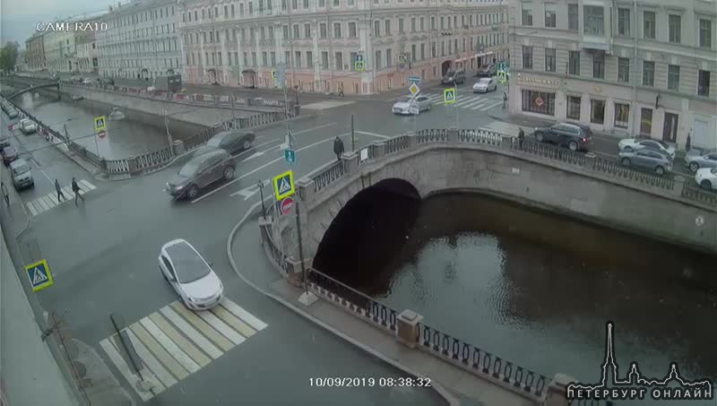 На тротуаре у перекрестка Гороховой и наб.кан. Грибоедова насмерть сбили пешехода, предположительно...