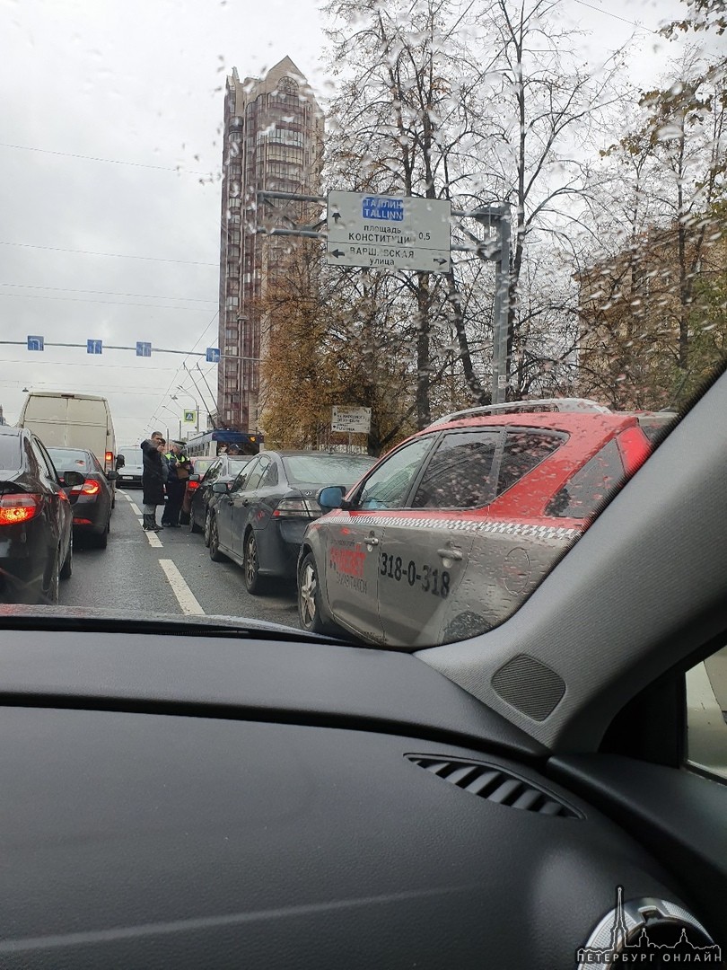 На Ленинском проспекте перед Варшавской 4 машины встали в ряд, ДПС на месте