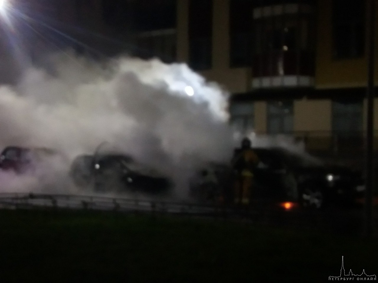 В Буграх на Петровском бульваре 27 сгорели 2 машины, ещё одна опалена наполовину
