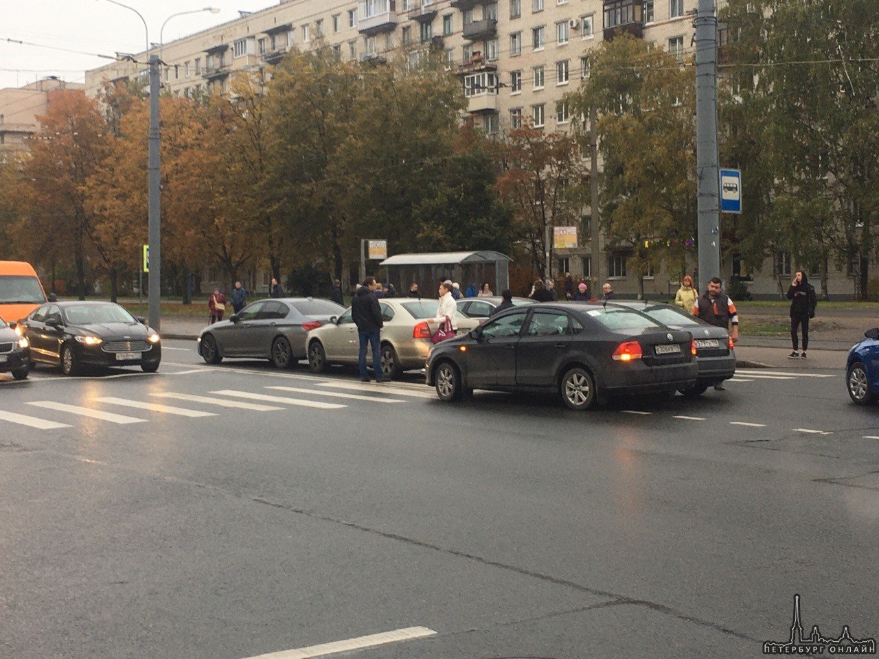 4 автомобиля столкнулись на пересечении Авангврдной и проспекта Ветеранов. Пробка собралась за 2 ...