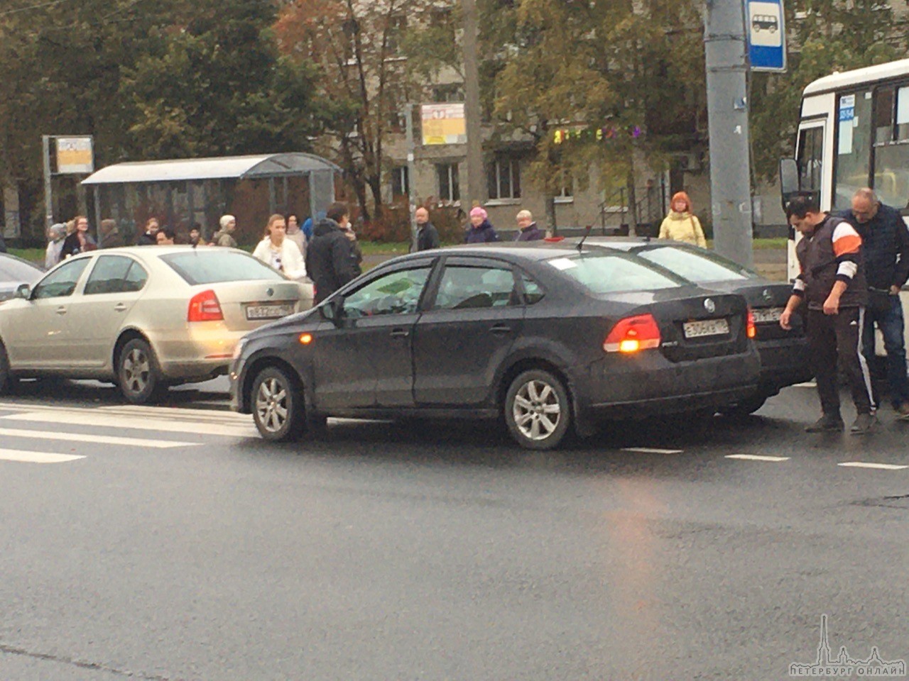 4 автомобиля столкнулись на пересечении Авангврдной и проспекта Ветеранов. Пробка собралась за 2 ...