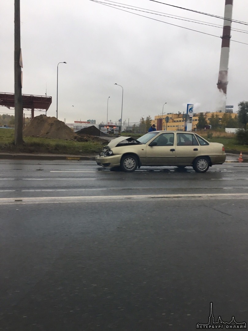 Нексию разбили об пластиковый бампер Renault Сандеро На Энгельса, рядом с выездом на КАД