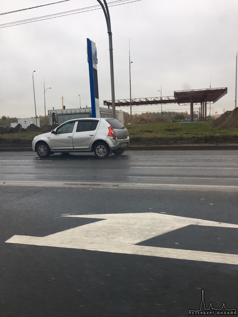 Нексию разбили об пластиковый бампер Renault Сандеро На Энгельса, рядом с выездом на КАД