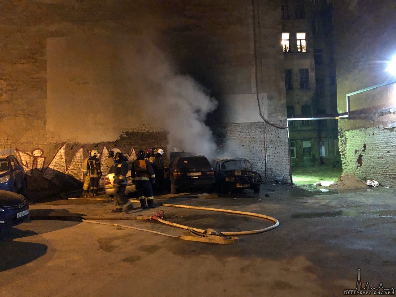 У дома 19 по Херсонской улице сгорел ВАЗ 2104 и Volkswagen Пассат Б3.