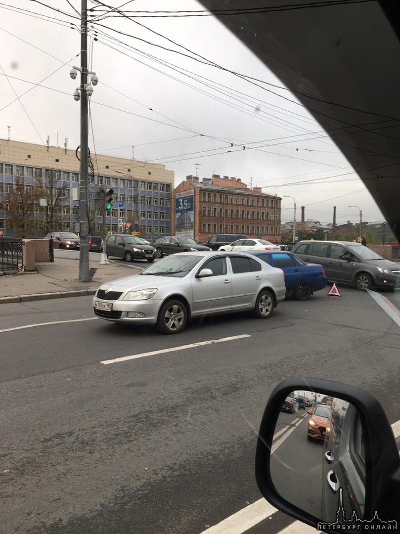 Встретились двое на перекрёстке Обводного и Лермонтовского. Объезд по одной полосе. Служб нет
