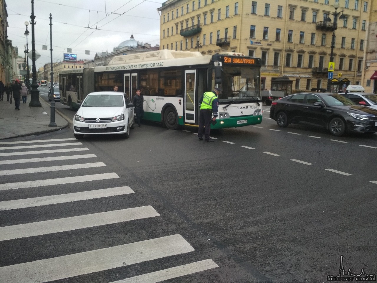 ДТП на Невском, Фольксвагену Поло и автобусу не разъехаться было.