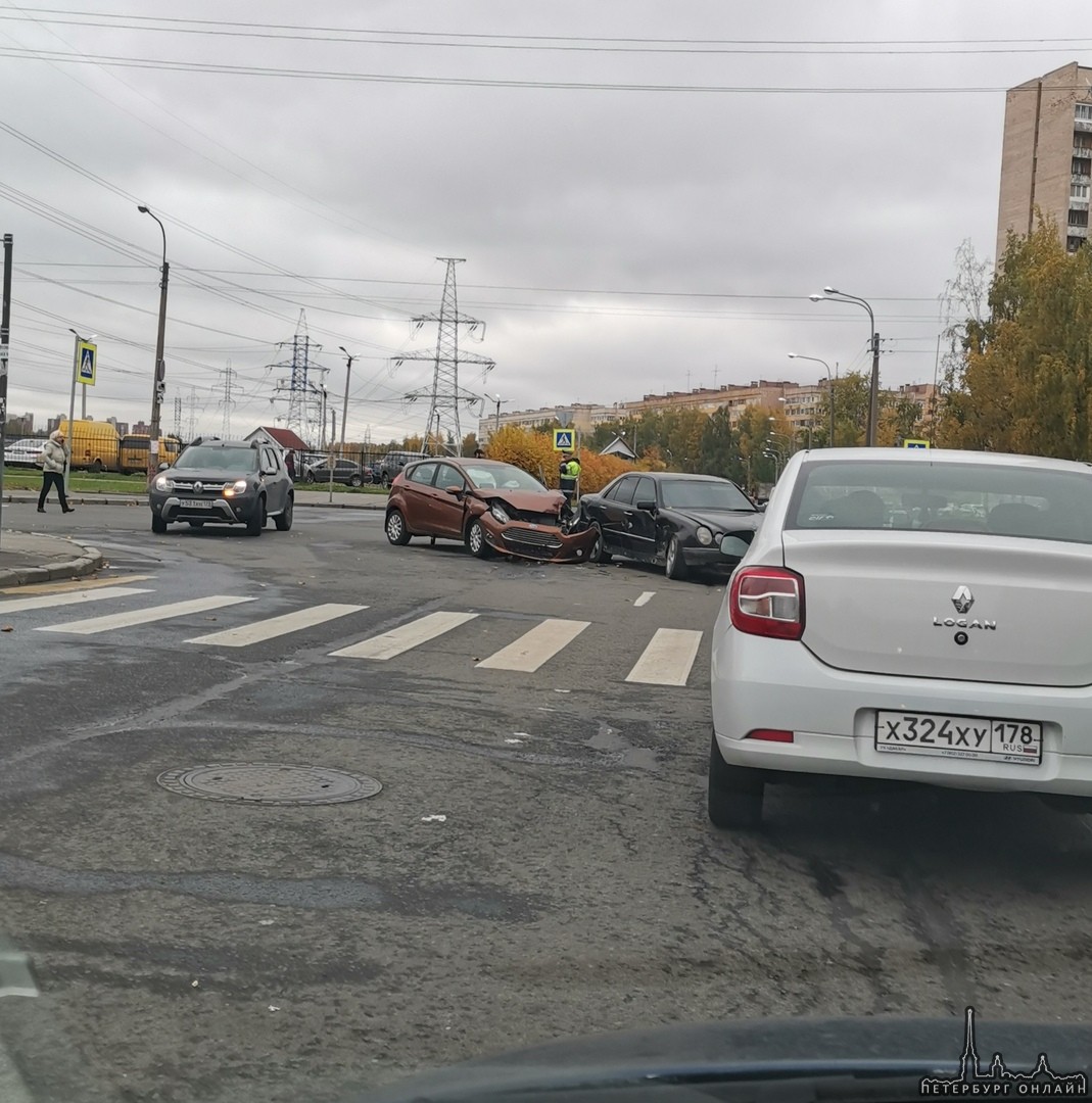 ДТП на перекрёстке Маршала Захарова и Брестского бульвара. Проезду мешают не сильно.
