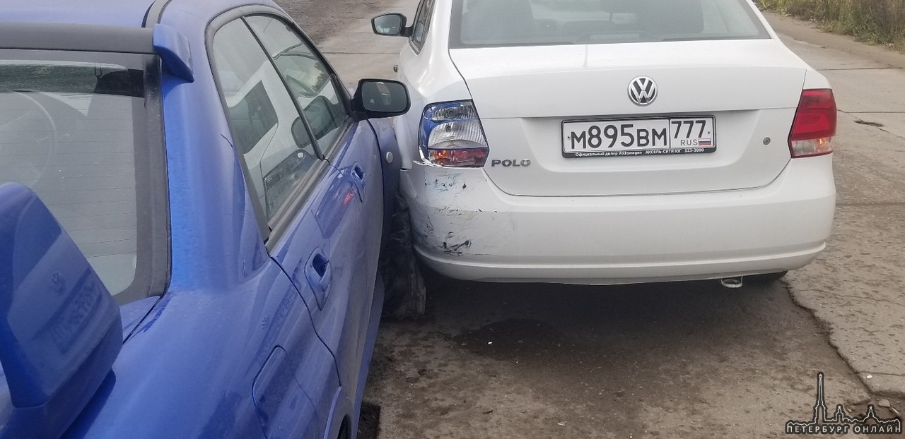 В городе Кудрово, на Промышленной улице Subaru поломал Volkswagen