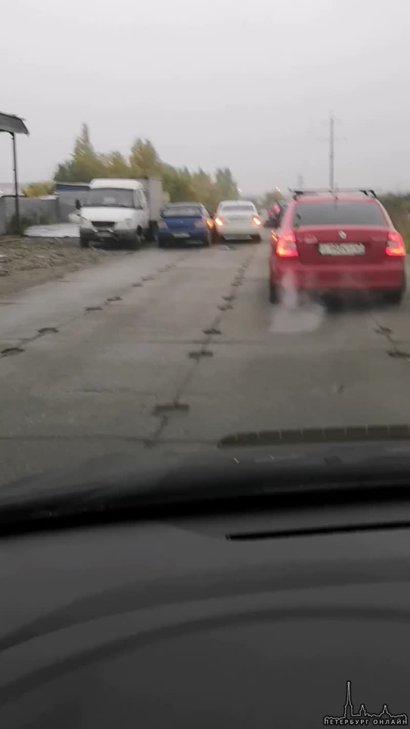 В городе Кудрово, на Промышленной улице Subaru поломал Volkswagen