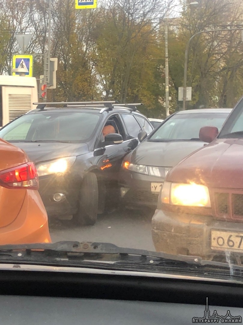 На пересечении проспекта Стачек и Трамвайного пр. два автомобиля решили погреться друг об друга в эт...