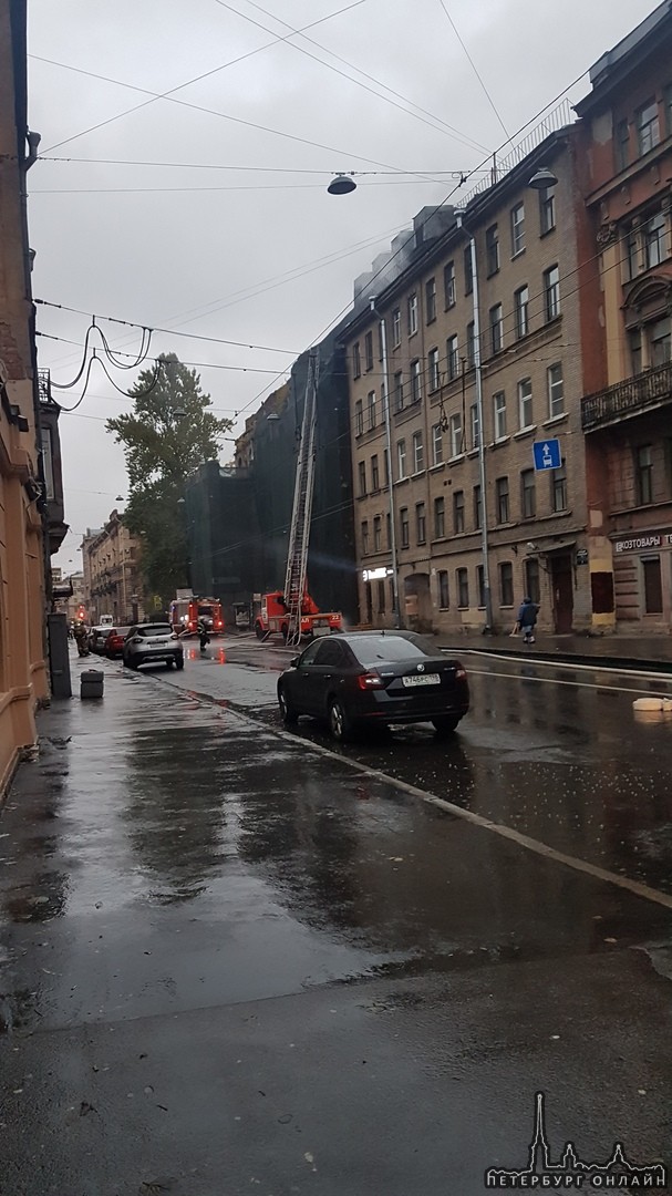 На Большой Пушкарской снова горит аварийный дом