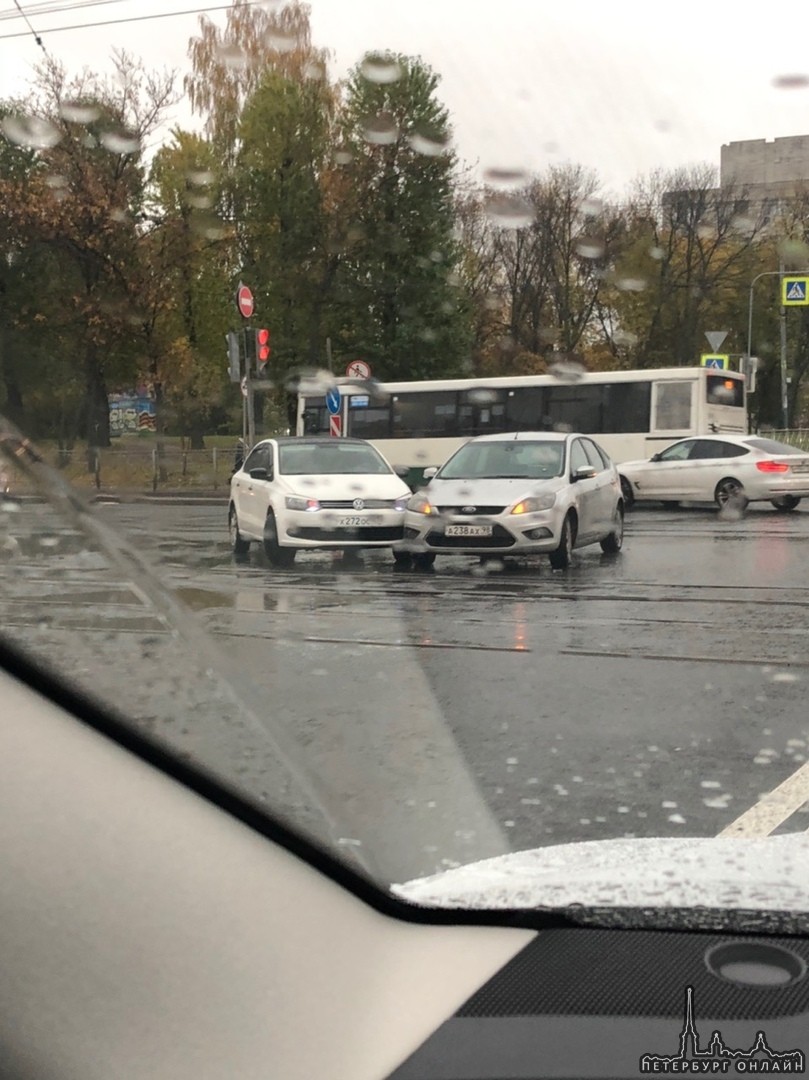 Аварию на повороте со Стачек на Маршала Казакова устроили Ford и Volkswagen. Трамваи в сторону Ав...