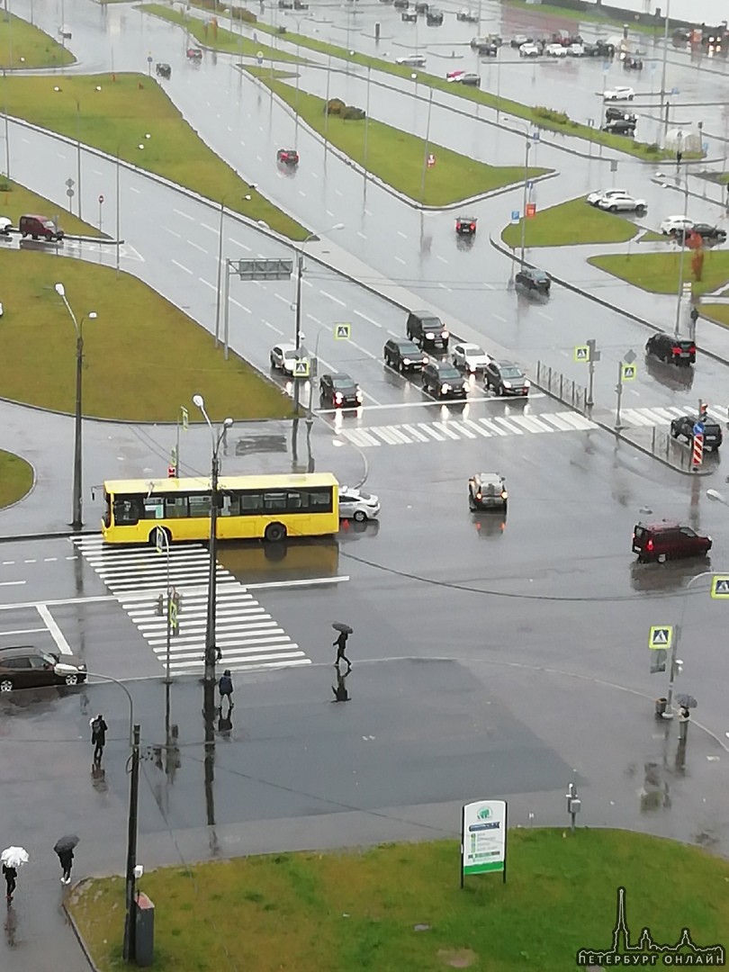 Притерлись на пересечении Богатрыского пр. и Яхтенной ул. Машина такси и автобус, уже разъезжаются. ...