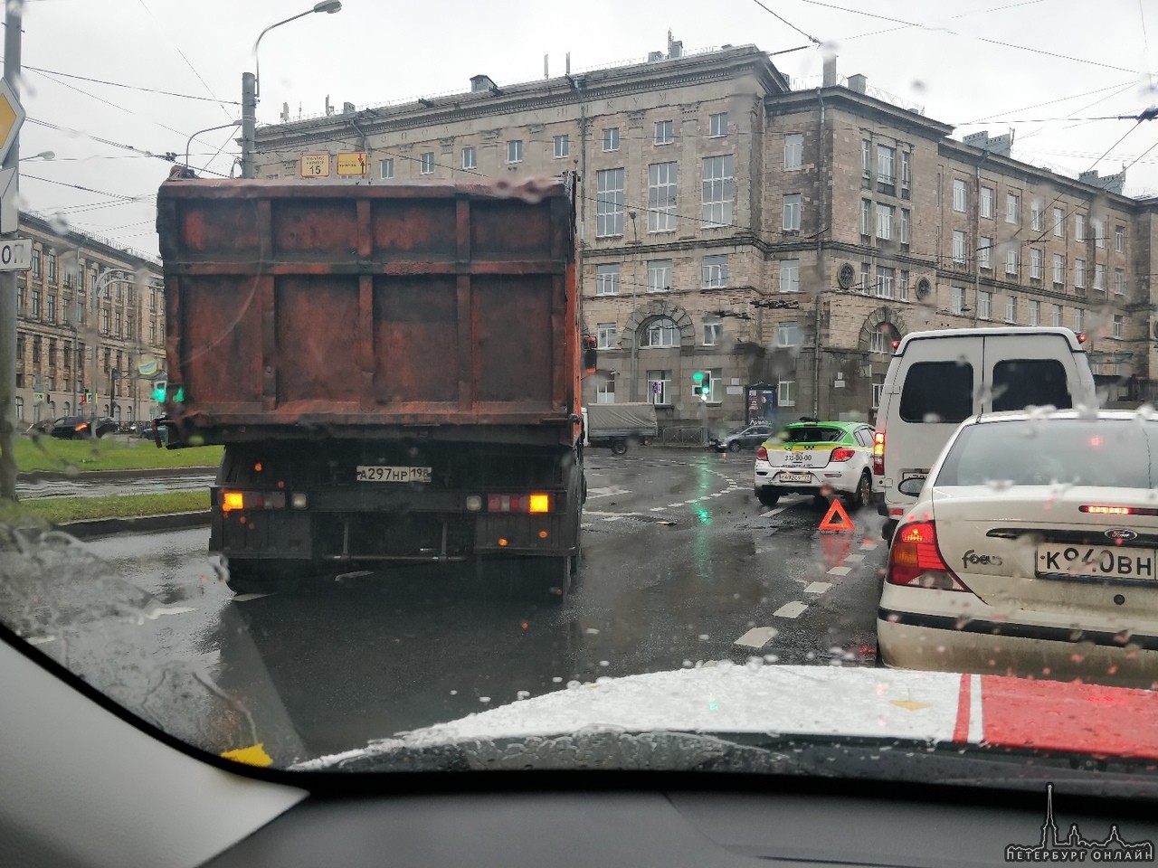На Светлановской площади КамАЗ пнул такси+ пробка в обе стороны.