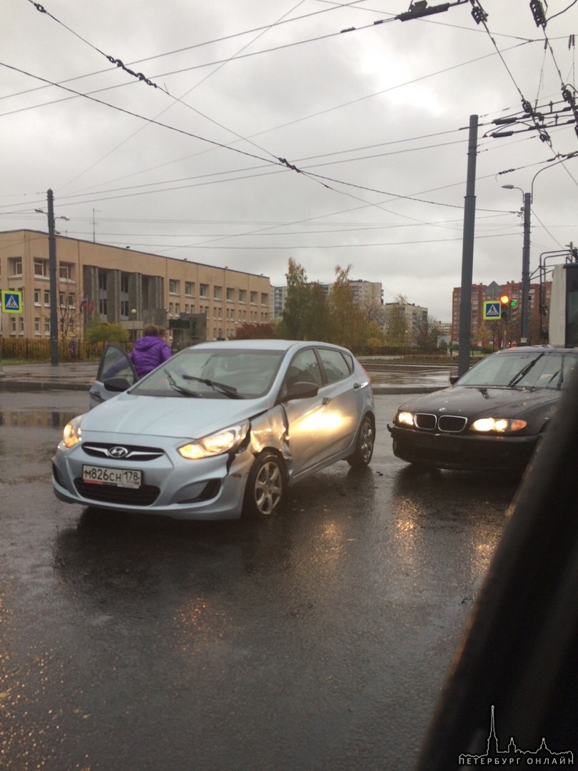 Авария между BMW и Hyundai на перекрёстке Просвещения и Художников.