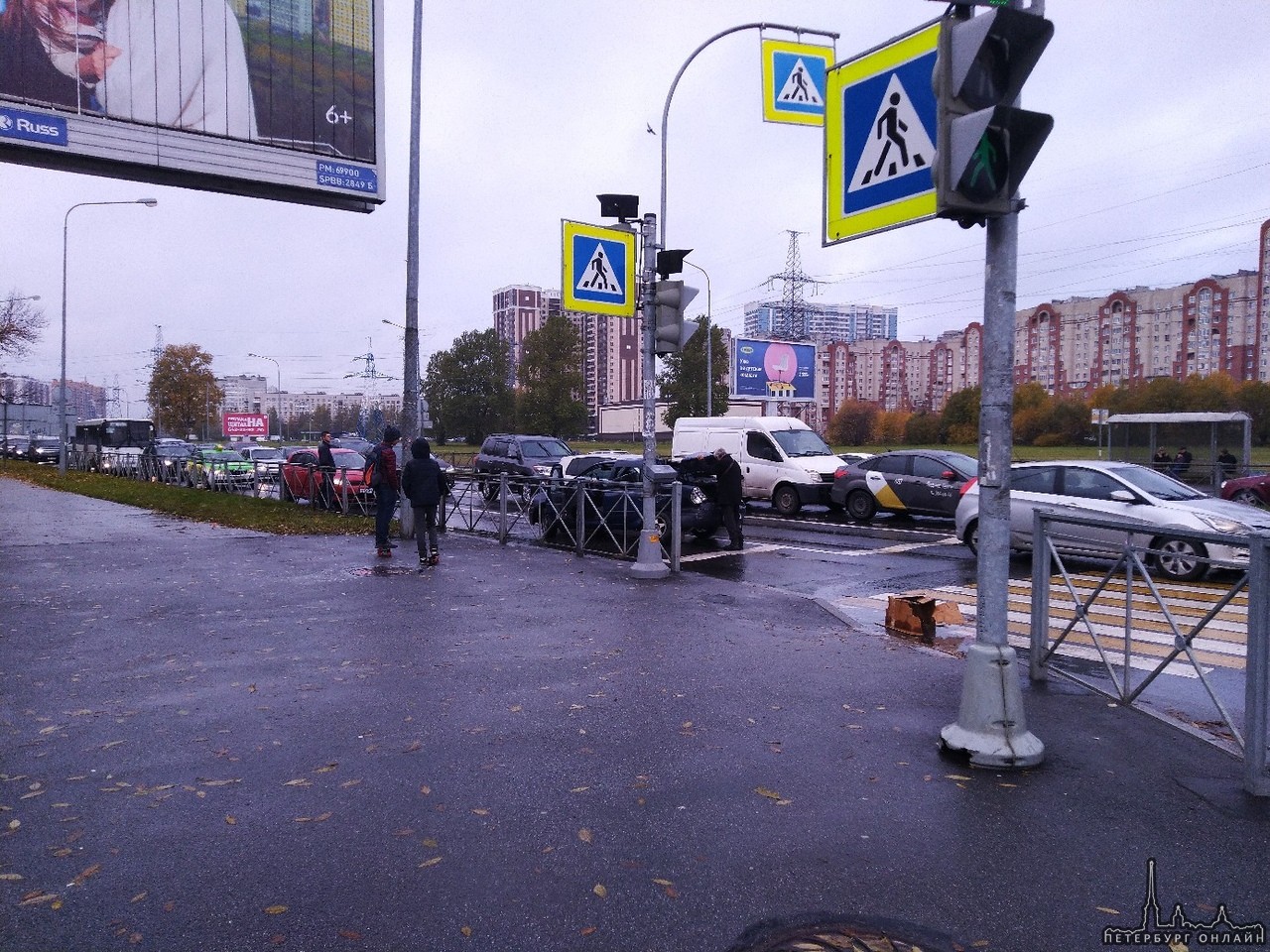На перекрестке проспекта Маршала Блюхера и Кондратьевского , дед на Renault влетел в микрик, а тот в Ян...