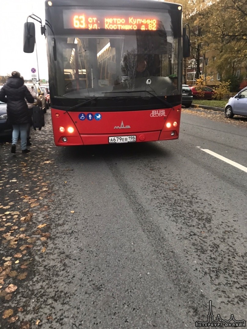 На Витебском у дома 85 водитель машины не увидел 63 автобус. Люди пошли пешком.