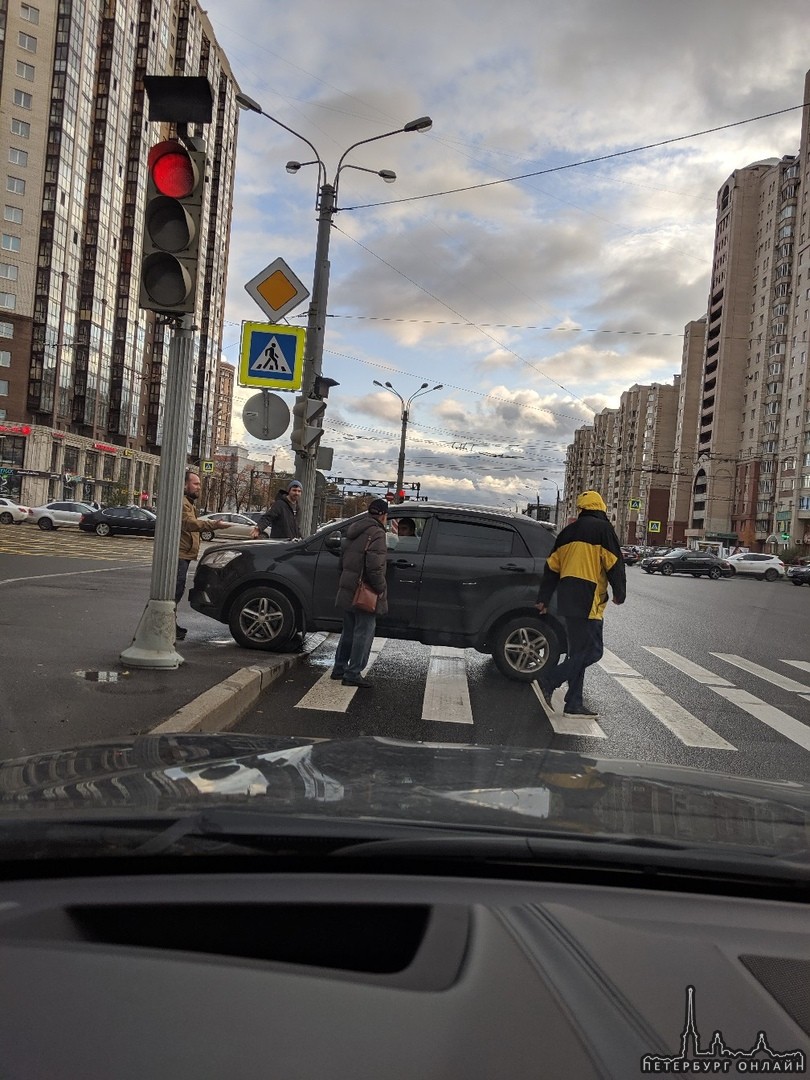 Пешеходы не уступили добропорядочному китайцу перейти дорогу на пересечении Богатырского и Коломяжск...