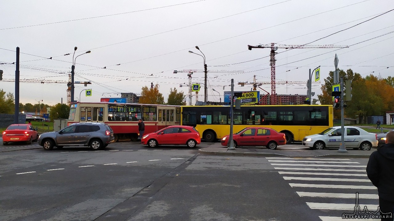 Влюбленные автобус и трамвай на перекрестке Оптиков и Гаккелевской породили небольшую пробку
